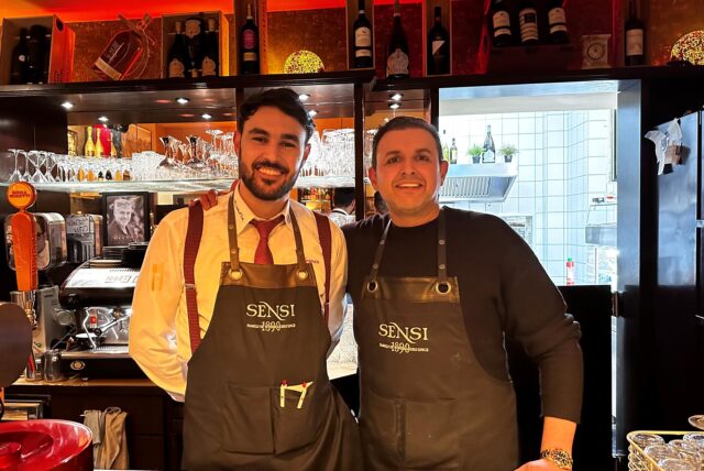 Kellner Mario Gonzalis (l.) und Inhaber Franco Challali (r.) im Jahr 2023 vor dem Tresen im La Romantica