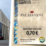 Die Montage zeigt links eine Außenaufnahme des Einkaufszentrums Palais Vest in der Innenstadt von Recklinghausen, rechts einen Wert-Bon des Toilettenbetreibers Sanifair über 70 Cent.