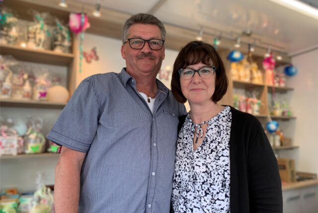 Dietmar und Marion Niehaus sind mit ihrem Stand „NieNo‘s Geschenke“ auf der Castroper Herbstkirmes vertreten. Dieses Foto wurde im Mai auf der Pingsthuekke aufgenommen, wo die beiden damals ihr Kirmes-Comeback gefeiert hatten.