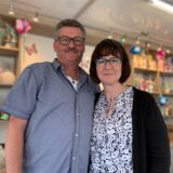 Dietmar und Marion Niehaus sind mit ihrem Stand „NieNo‘s Geschenke“ auf der Castroper Herbstkirmes vertreten. Dieses Foto wurde im Mai auf der Pingsthuekke aufgenommen, wo die beiden damals ihr Kirmes-Comeback gefeiert hatten.