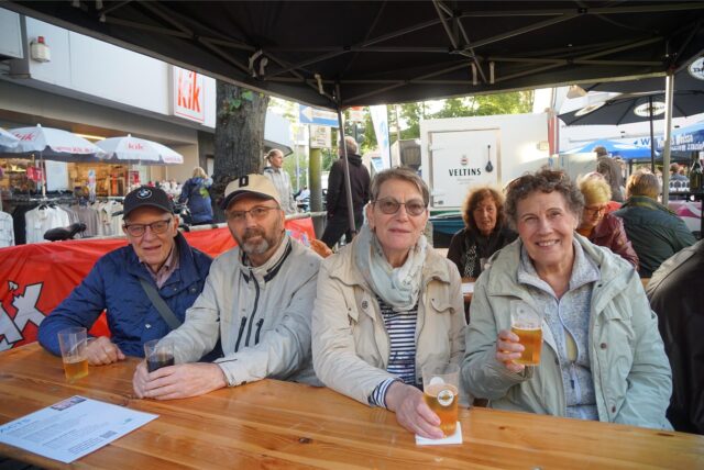 Menschen auf Straßenfest lächeln in die Kamera