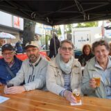 Menschen auf Straßenfest lächeln in die Kamera