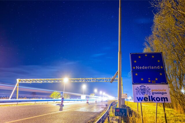 Die deutsche Grenze zu den Niederlanden bei Nacht.