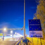 Die deutsche Grenze zu den Niederlanden bei Nacht.