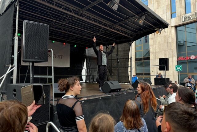 Joey Heindle steht mit einem Mikrofon auf einer Bühne in Recklinghausen.