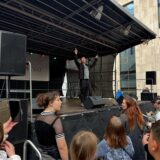 Joey Heindle steht mit einem Mikrofon auf einer Bühne in Recklinghausen.