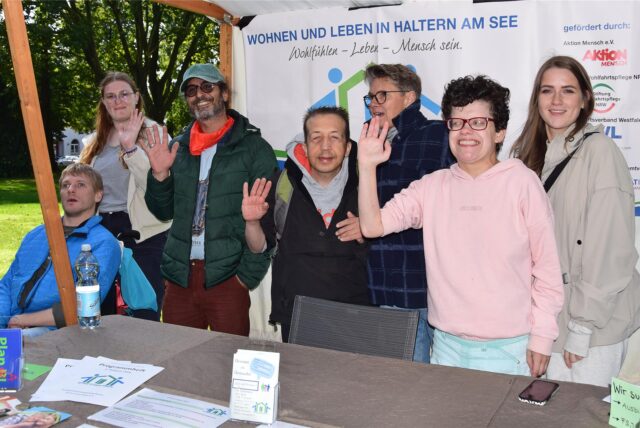 Menschen winken in die Kamera