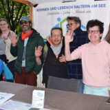 Menschen winken in die Kamera