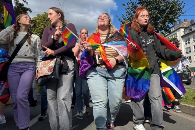 Mehrere Tausend Menschen haben am Samstag (14.9.) am Christopher Street Day (CSD) teilgenommen.