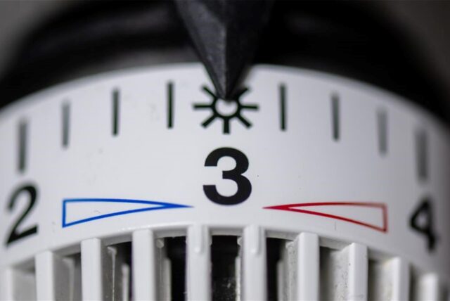 Das Thermostat einer Heizung steht auf Stufe drei.