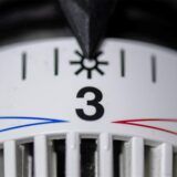 Das Thermostat einer Heizung steht auf Stufe drei.