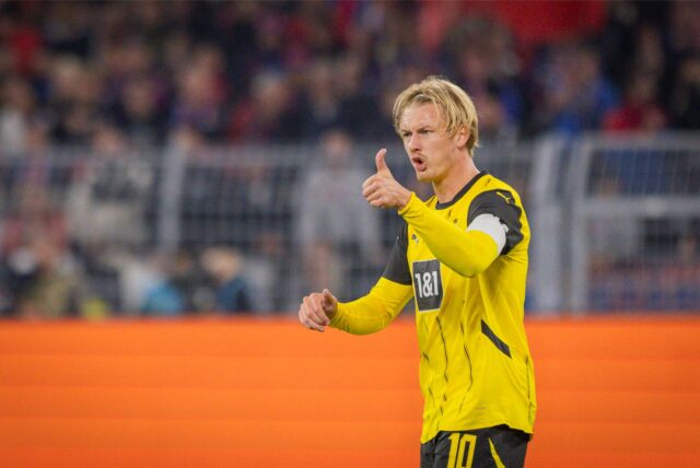 Julian Brandt hebt den Daumen.