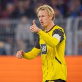 Julian Brandt hebt den Daumen.