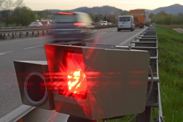 Eine mobile Radarfalle löst gerade aus.