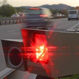 Eine mobile Radarfalle löst gerade aus.