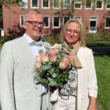 Angelika Rippel und Hans Twiehoff stehen nach ihrer standesamtlichen Trauung am Rathaus in Herten.