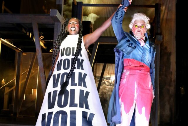 Das Volk (Sarah Quarshie, l.) mit Intendantin Bettina Kunstmann (Antje Prust) in „Dantons Tod und Kants Beitrag“