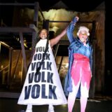Das Volk (Sarah Quarshie, l.) mit Intendantin Bettina Kunstmann (Antje Prust) in „Dantons Tod und Kants Beitrag“