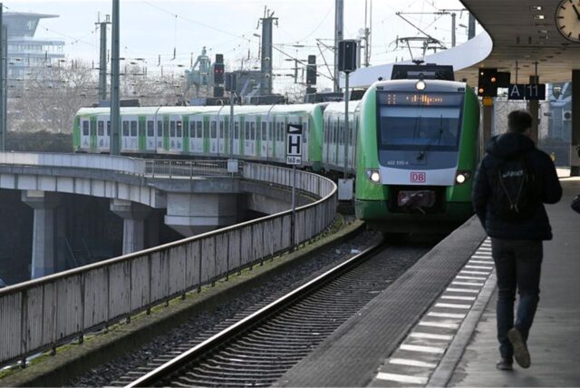 Eine S-Bahn in den Farben des Verkehrsverbundes Rhein-Ruhr fährt im Hauptbahnhof ein.