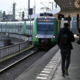 Eine S-Bahn in den Farben des Verkehrsverbundes Rhein-Ruhr fährt im Hauptbahnhof ein.