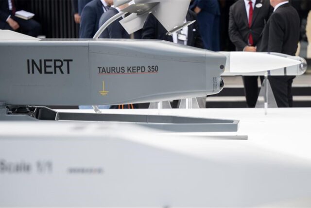 Ein Modell des Marschflugkörpers Taurus KEPD-350 der Taurus Systems GmbH steht während der Internationalen Luft- und Raumfahrtausstellung (ILA) auf dem Gelände vom Flughafen Berlin Brandenburg (BER) am Stand von MBDA Deutschland. Die Messe findet vom 5. bis 9. Juni 2024 unter dem Motto «Pioneering Aerospace» statt.
