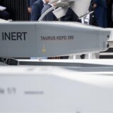 Ein Modell des Marschflugkörpers Taurus KEPD-350 der Taurus Systems GmbH steht während der Internationalen Luft- und Raumfahrtausstellung (ILA) auf dem Gelände vom Flughafen Berlin Brandenburg (BER) am Stand von MBDA Deutschland. Die Messe findet vom 5. bis 9. Juni 2024 unter dem Motto «Pioneering Aerospace» statt.