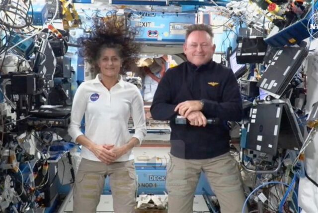 Dieses Bild aus einem NASA-Livestream zeigt die NASA-Astronauten Suni Williams und Butch Wilmore während einer Pressekonferenz auf der Internationalen Raumstation.