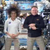 Dieses Bild aus einem NASA-Livestream zeigt die NASA-Astronauten Suni Williams und Butch Wilmore während einer Pressekonferenz auf der Internationalen Raumstation.