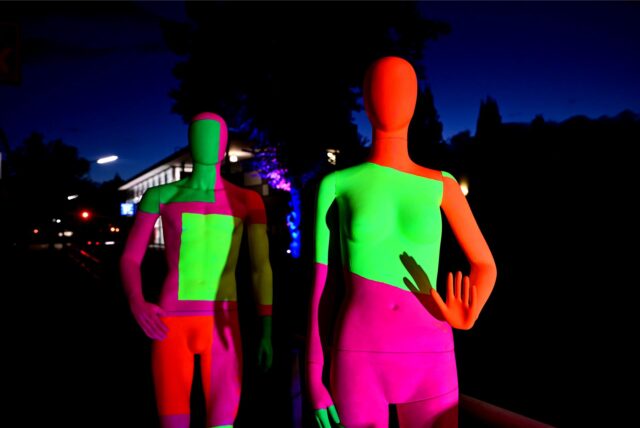Hüls feierte am Wochenende die erste Party am Brunnen, samt bunter Lichtskulpturen.