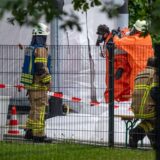 Einsatzkräfte arbeiten am Zelt für die Dekontamination beim Klinikum Lüdenscheid. In einer Klinik tritt eine unbekannte Subtanz aus, dann klagen mehrere Menschen über Beschwerden.