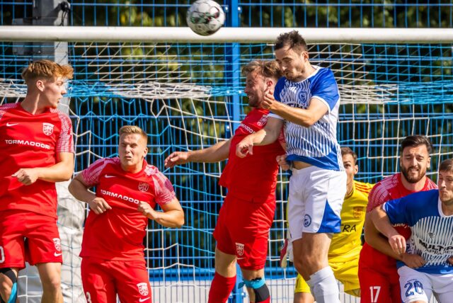Während der FC Brünninghausen (blau-weiße Trikots) am sechsten Spieltag der Westfalenliga-Staffel 2 gewinnen konnte, musste der Lüner SV die nächste Niederlage hinnehmen.