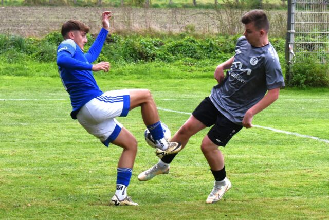 Einen Tick eher am Ball als Röllinghausens Tobias Opalka (r.) ist hier Joshua Denk von der SG Horneburg.