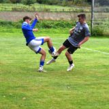 Einen Tick eher am Ball als Röllinghausens Tobias Opalka (r.) ist hier Joshua Denk von der SG Horneburg.