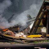 Ein Fahrzeug der Feuerwehr steht vor einem in Trümmern liegenden Haus. In einem Einfamilienhaus im nordrhein-westfälischen Alpen ist es zu einer Explosion in einem Wohnhaus gekommen.