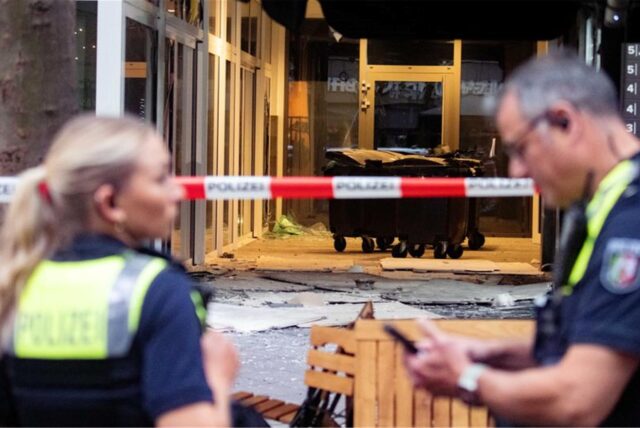 Die Kölner Polizei sucht mit Bildmaterial nach dem Tatverdächtigen, der eine Explosion in der Kölner Innenstadt ausgelöst haben soll.