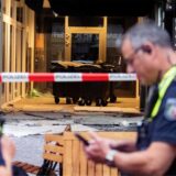 Die Kölner Polizei sucht mit Bildmaterial nach dem Tatverdächtigen, der eine Explosion in der Kölner Innenstadt ausgelöst haben soll.