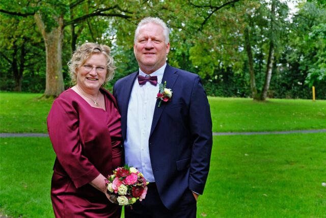 Die Eheleute Anke Berner und Andreas Althoff nach ihrer Trauung im Park hinter dem Rathaus in Recklinghausen