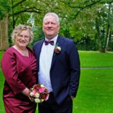 Die Eheleute Anke Berner und Andreas Althoff nach ihrer Trauung im Park hinter dem Rathaus in Recklinghausen