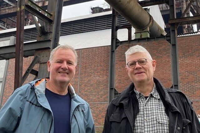 Jörg Bauerfeld und Uwe Klostermann stehen auf dem Gelände von Phoenix-West in Dortmund.
