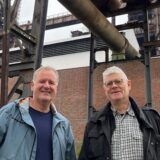 Jörg Bauerfeld und Uwe Klostermann stehen auf dem Gelände von Phoenix-West in Dortmund.