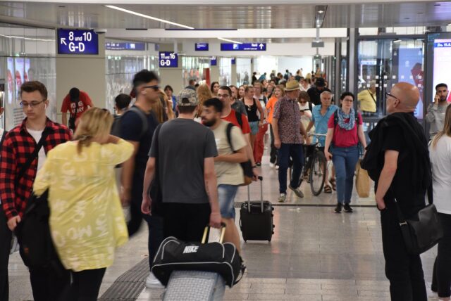 Fahrgäste laufen durch den Hauptbahnhof Dortmund.