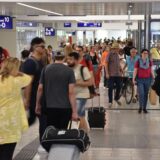 Fahrgäste laufen durch den Hauptbahnhof Dortmund.