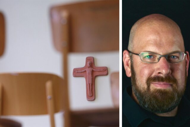Ein Kreuz hängt in einem Klassenzimmer. Rechts: Thorsten Huxel