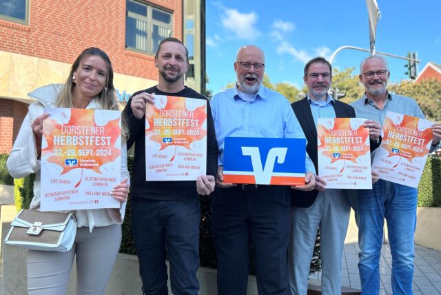 Die Organisatoren und Veranstalter präsentieren das Plakat für das Herbst- und Heimatfest 2024 in Dorsten.