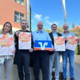 Die Organisatoren und Veranstalter präsentieren das Plakat für das Herbst- und Heimatfest 2024 in Dorsten.