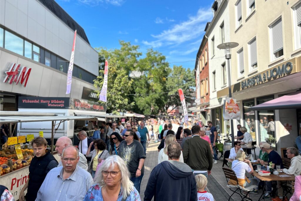 Viele Menschen auf der Lippestraße in Dorsten