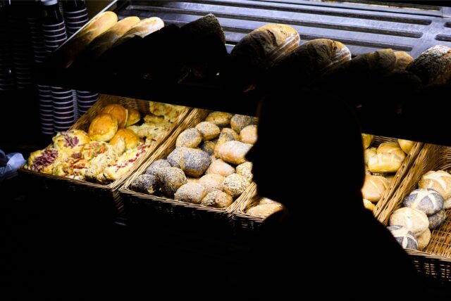 Die Auslage einer Bäckerei im Halbdunkeln