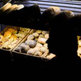 Die Auslage einer Bäckerei im Halbdunkeln