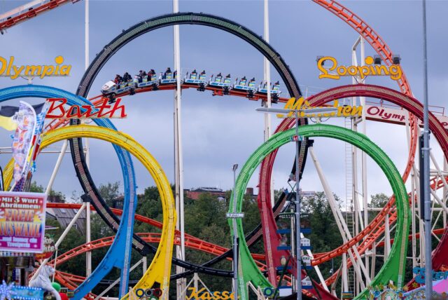 Unfall auf Oktoberfestgelände: Arbeiter bei Testfahrt von Achterbahn tödlich verletzt. Es soll sich um diese Achterbahn „Olympia Looping“ handeln. (Symbolbild)