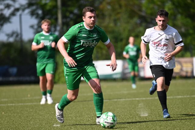 Jan Mratzny (l.) war Dreifachtorschütze für GW Erkenschwick beim 14:0-Sieg bei Eintracht Waltrop.